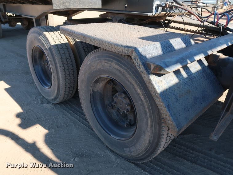 image for item DK3567 1994 International 4900  semi truck