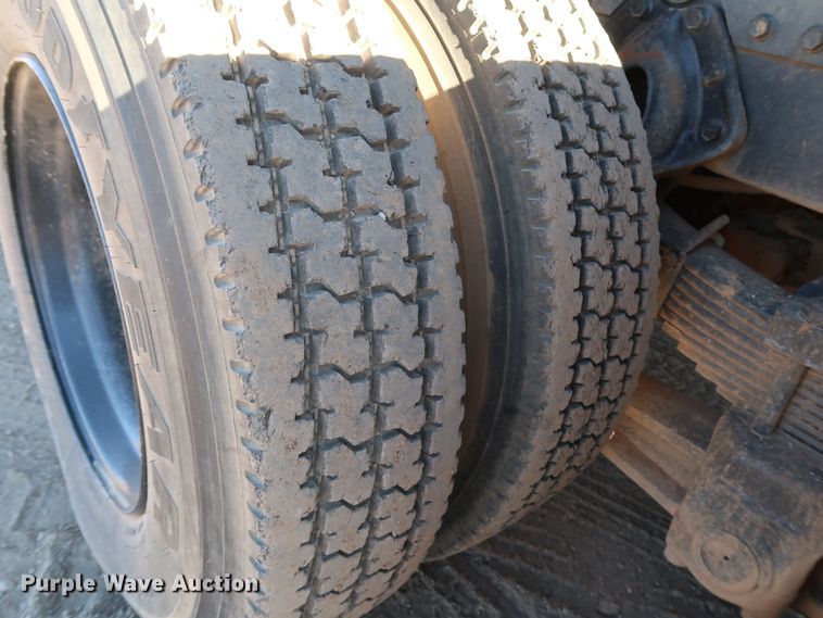 image for item DK3567 1994 International 4900  semi truck