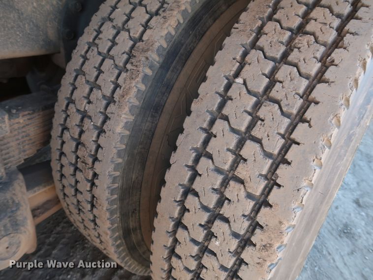 image for item DK3567 1994 International 4900  semi truck