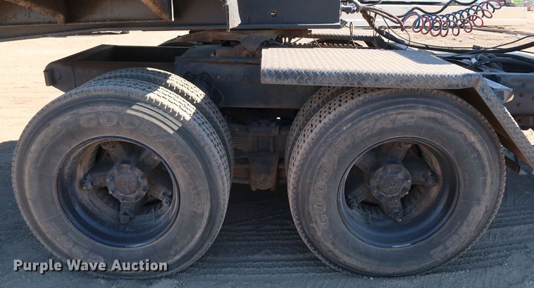 image for item DK3567 1994 International 4900  semi truck