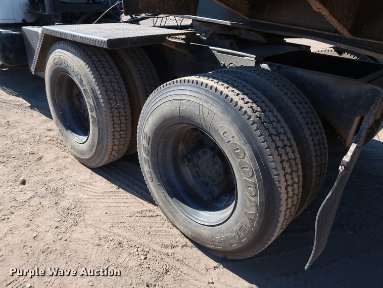 image for item DK3567 1994 International 4900  semi truck