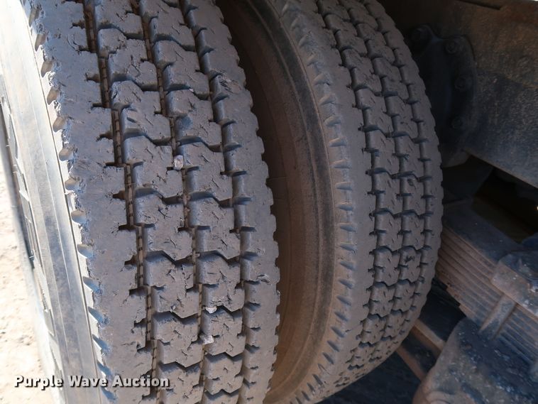 image for item DK3567 1994 International 4900  semi truck