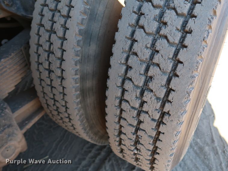 image for item DK3567 1994 International 4900  semi truck