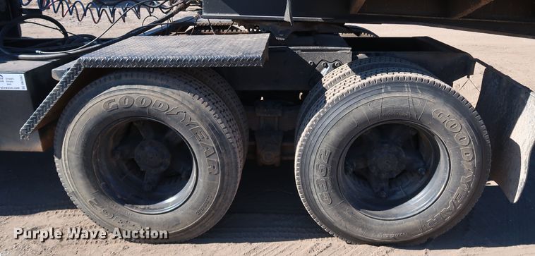 image for item DK3567 1994 International 4900  semi truck