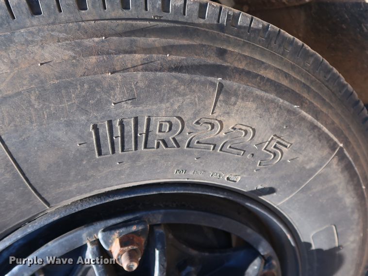 image for item DK3567 1994 International 4900  semi truck