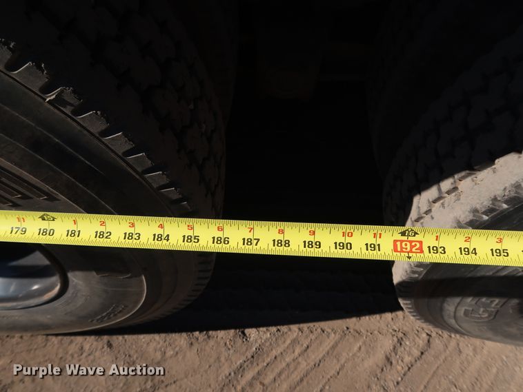 image for item DK3567 1994 International 4900  semi truck