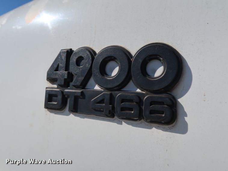 image for item DK3567 1994 International 4900  semi truck