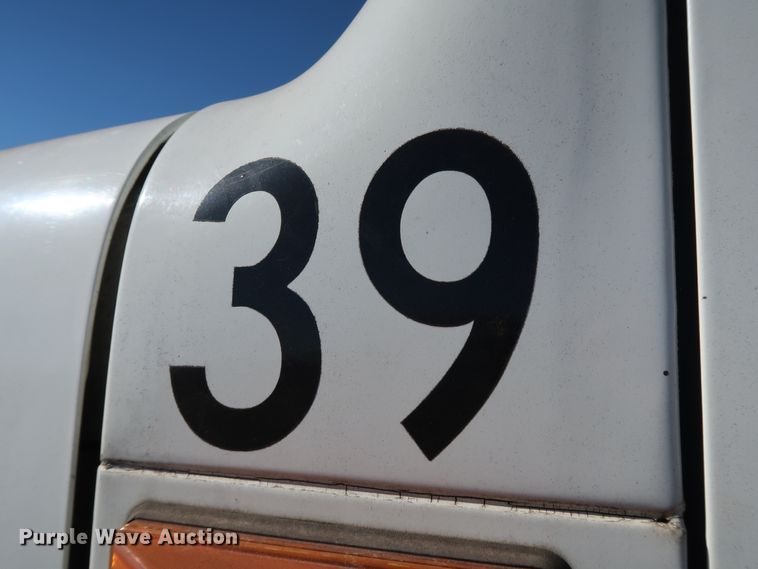 image for item DK3567 1994 International 4900  semi truck