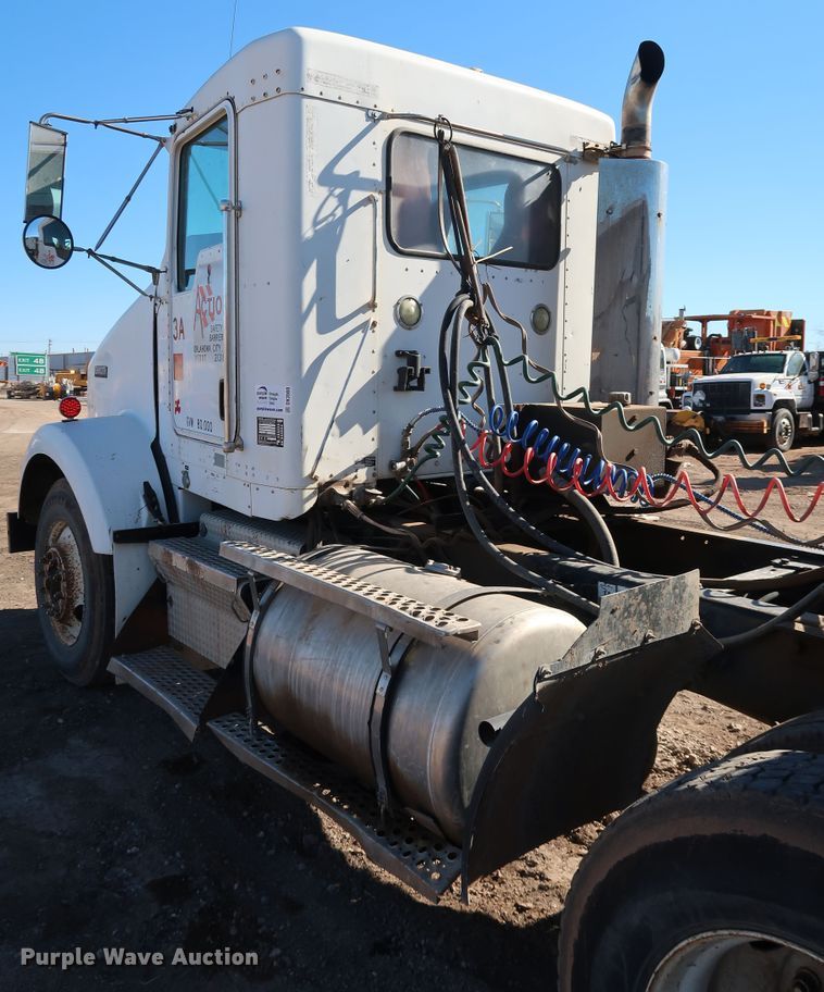 image for item DK3569 2003 Kenworth T800  semi truck