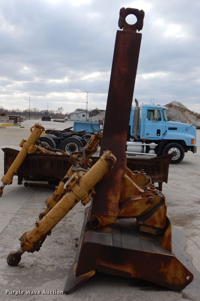 image for item DL5921 Caterpillar  11' W dozer blade