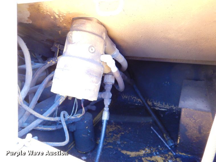 image for item DN1247 1996 John Deere 762B II  elevating scraper