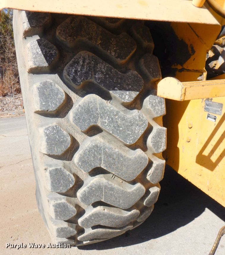 image for item DN1247 1996 John Deere 762B II  elevating scraper