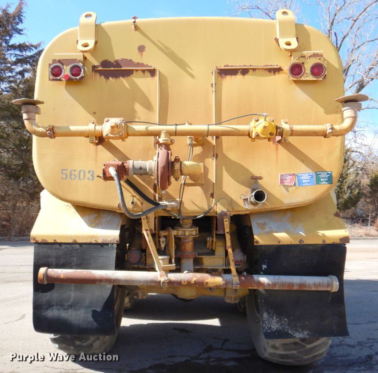 image for item DN1249 1988 Caterpillar D250B  water wagon
