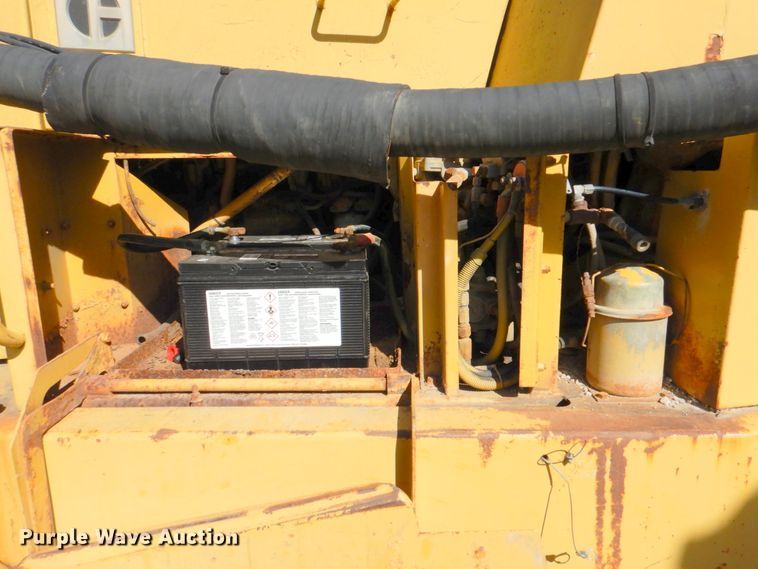 image for item DN1249 1988 Caterpillar D250B  water wagon