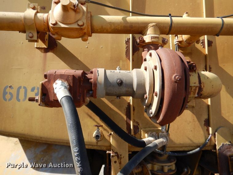 image for item DN1249 1988 Caterpillar D250B  water wagon