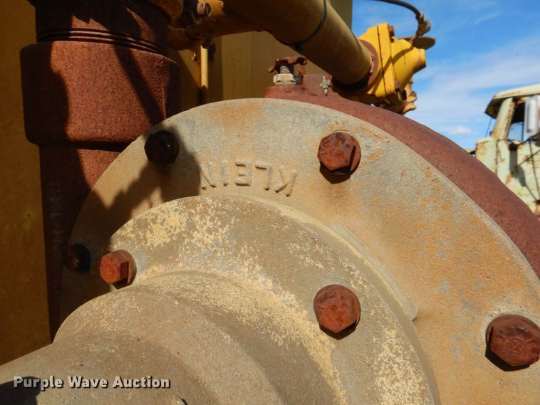 image for item DN1249 1988 Caterpillar D250B  water wagon