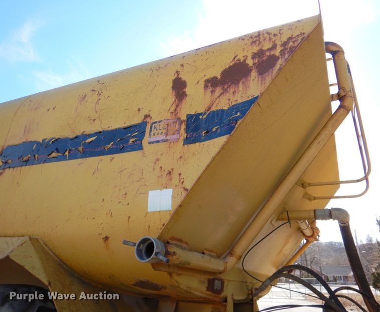 image for item DN1249 1988 Caterpillar D250B  water wagon