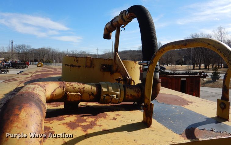 image for item DN1249 1988 Caterpillar D250B  water wagon