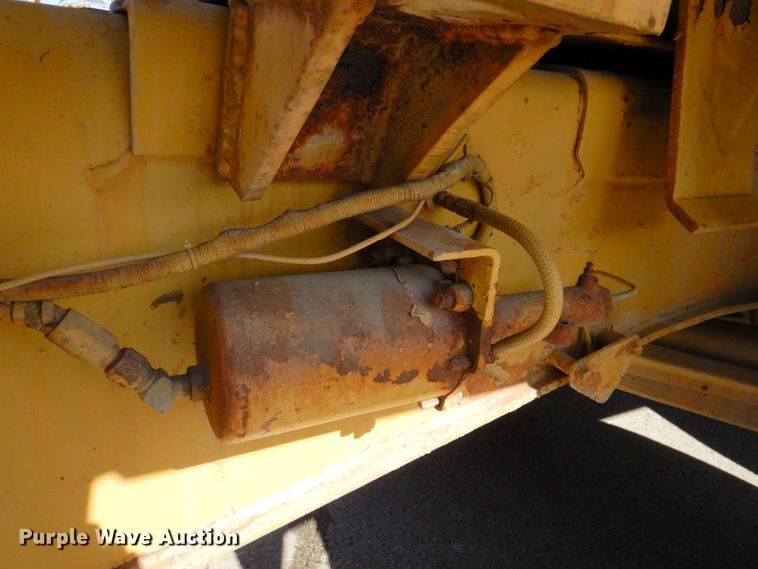 image for item DN1249 1988 Caterpillar D250B  water wagon