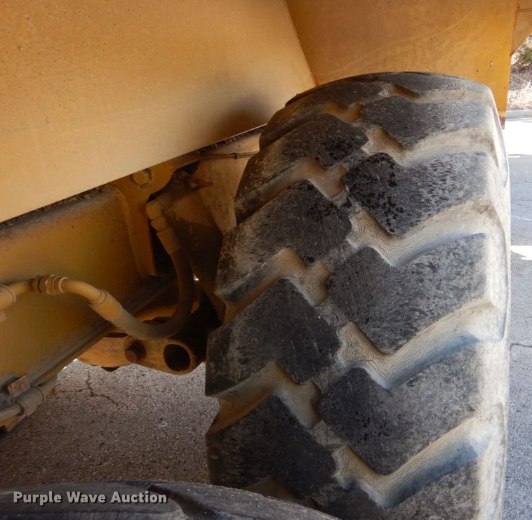 image for item DN1249 1988 Caterpillar D250B  water wagon