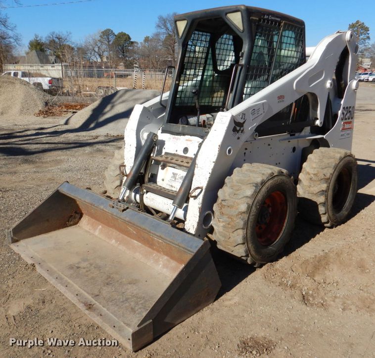 image for item DN1270 2006 Bobcat S250  skid steer loader