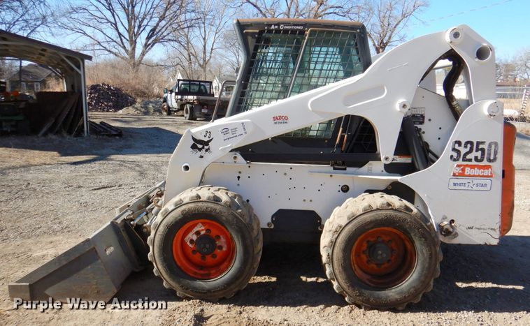 image for item DN1270 2006 Bobcat S250  skid steer loader