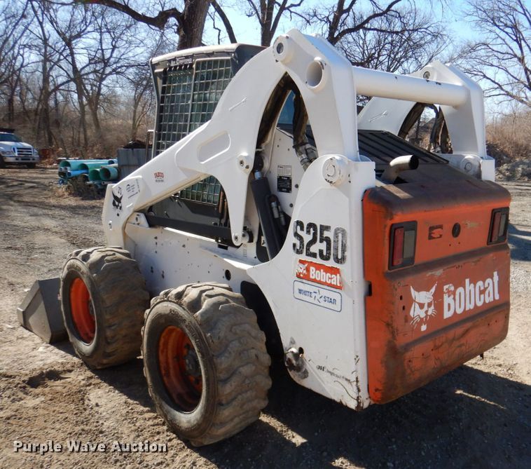 image for item DN1270 2006 Bobcat S250  skid steer loader