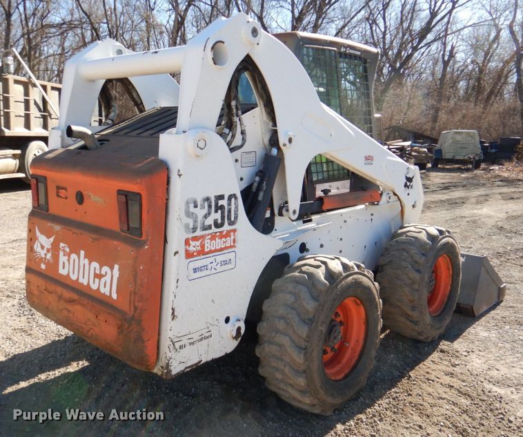 image for item DN1270 2006 Bobcat S250  skid steer loader