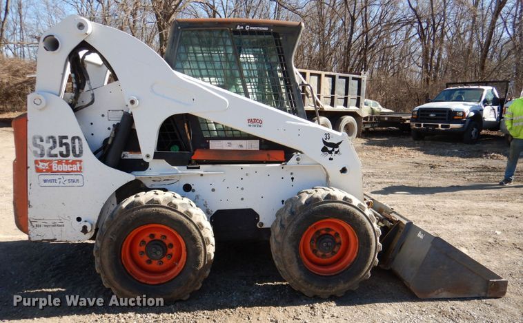 image for item DN1270 2006 Bobcat S250  skid steer loader