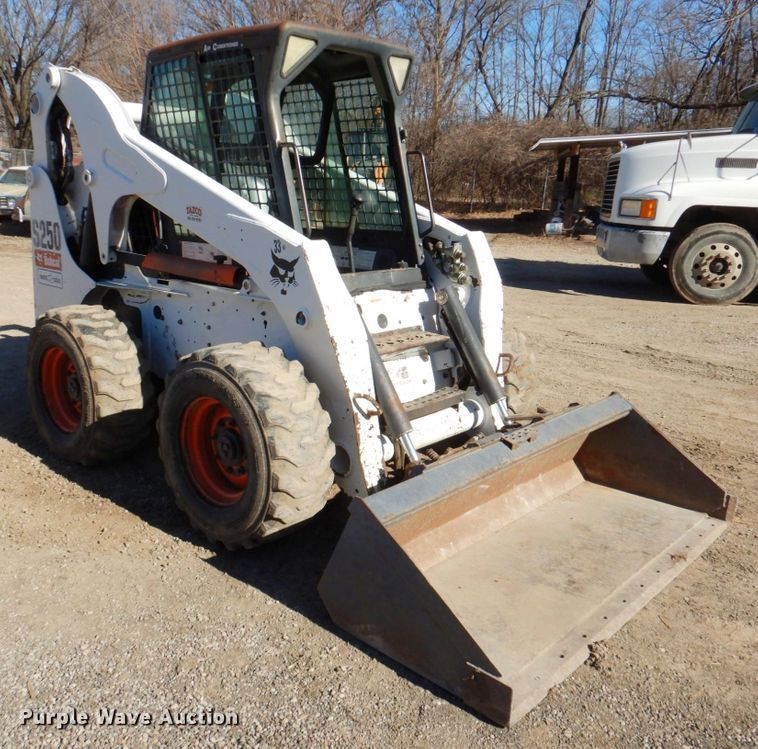 image for item DN1270 2006 Bobcat S250  skid steer loader