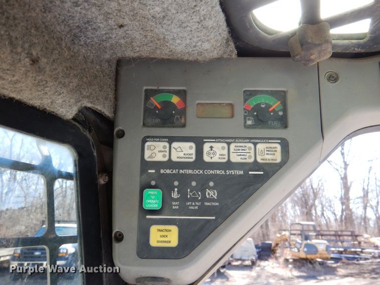 image for item DN1270 2006 Bobcat S250  skid steer loader