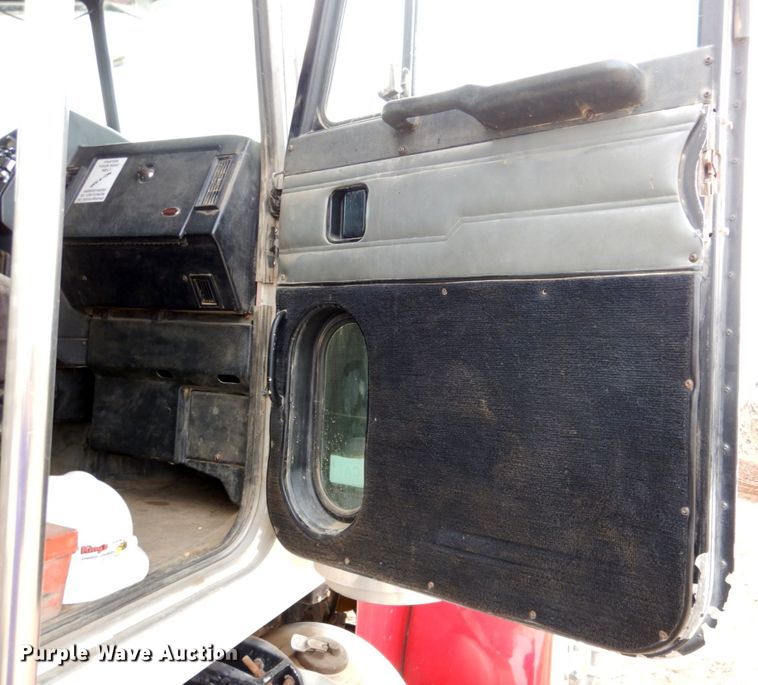 image for item DN1277 1998 Peterbilt 379  semi truck