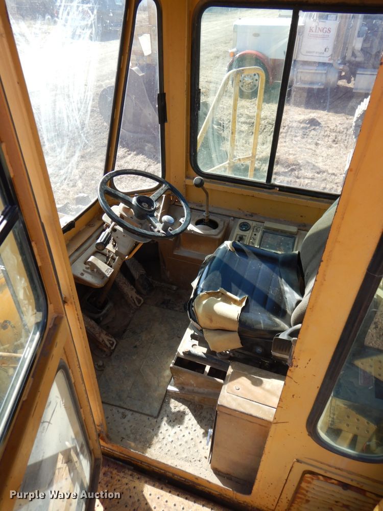 image for item DN1338 1990 Caterpillar 815B  soil compactor