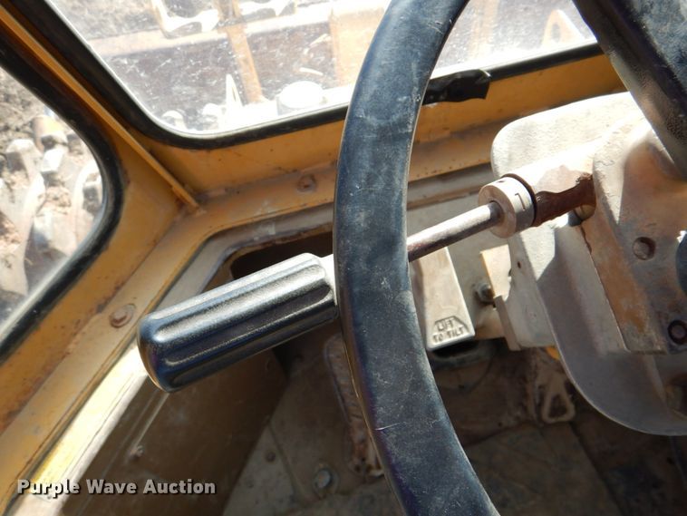 image for item DN1338 1990 Caterpillar 815B  soil compactor