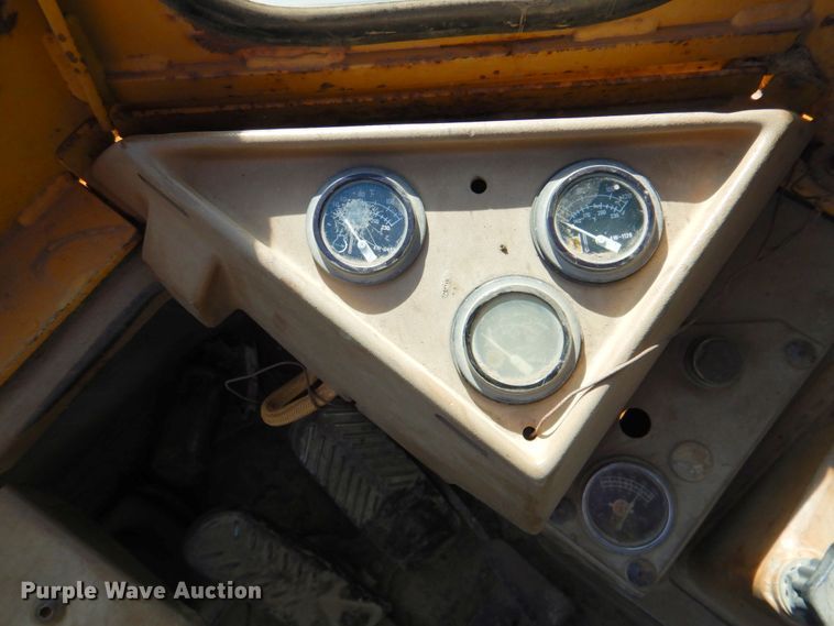 image for item DN1338 1990 Caterpillar 815B  soil compactor