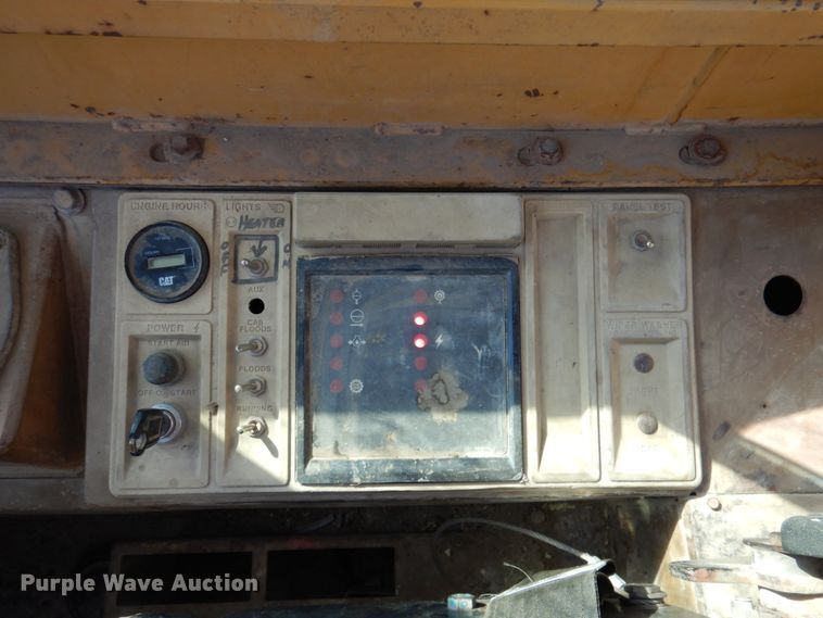 image for item DN1338 1990 Caterpillar 815B  soil compactor