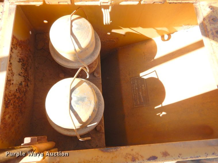 image for item DN1338 1990 Caterpillar 815B  soil compactor