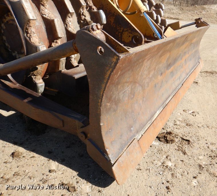 image for item DN1338 1990 Caterpillar 815B  soil compactor