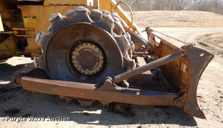 image for item DN1338 1990 Caterpillar 815B  soil compactor