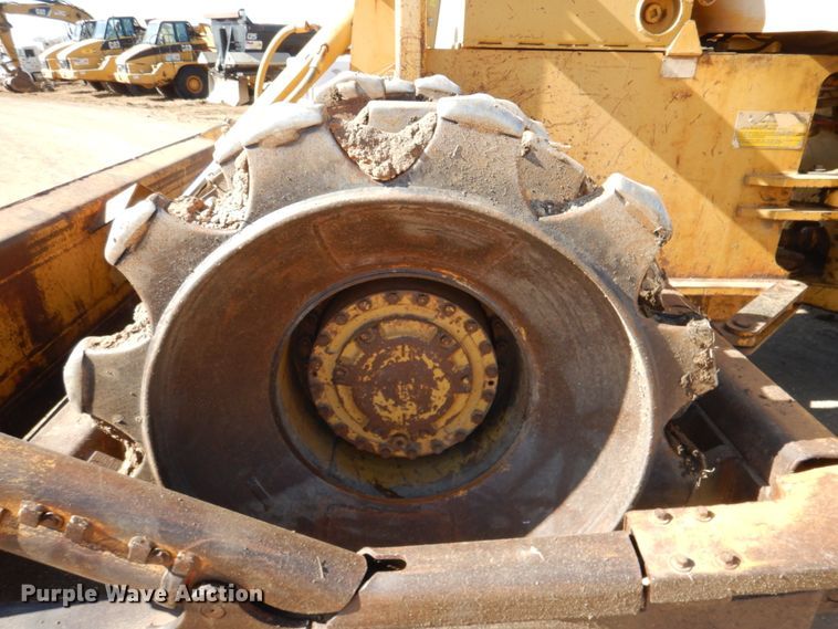 image for item DN1338 1990 Caterpillar 815B  soil compactor