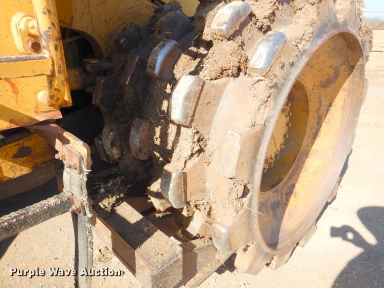 image for item DN1338 1990 Caterpillar 815B  soil compactor