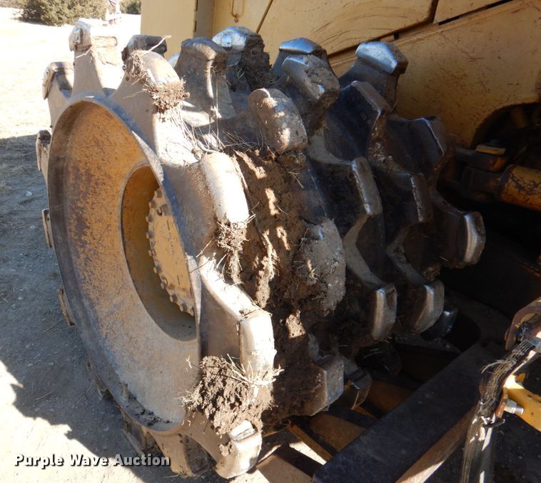 image for item DN1338 1990 Caterpillar 815B  soil compactor