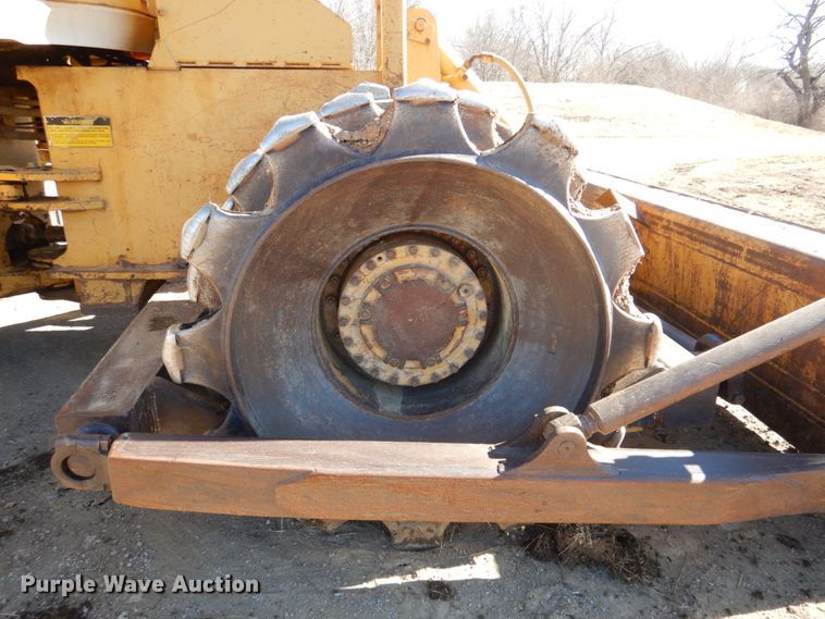 image for item DN1338 1990 Caterpillar 815B  soil compactor