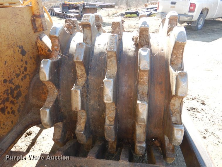 image for item DN1338 1990 Caterpillar 815B  soil compactor