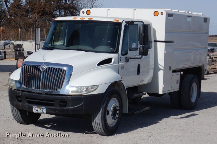 image for item DN7247 2004 International 4200  chipper truck