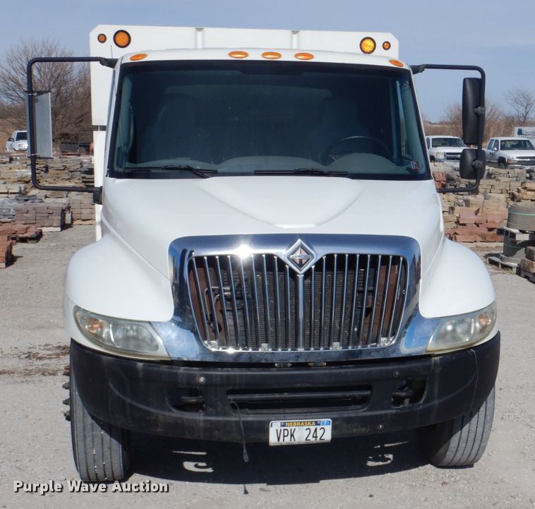 image for item DN7247 2004 International 4200  chipper truck