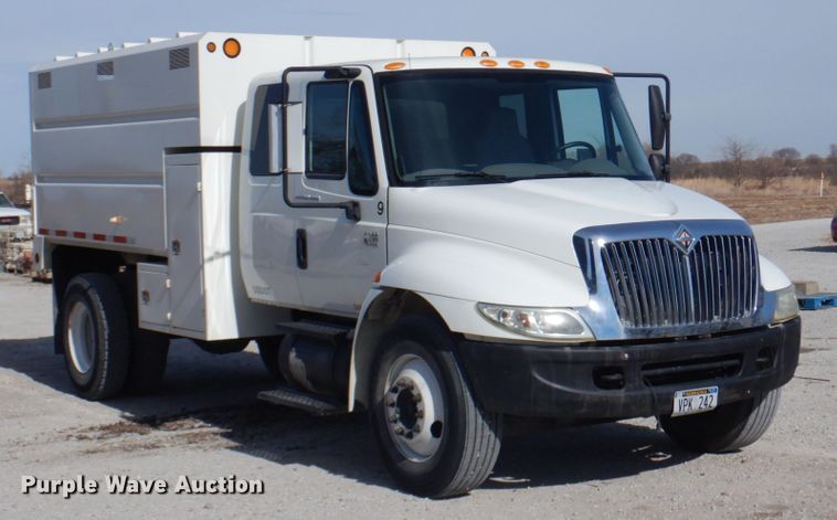 image for item DN7247 2004 International 4200  chipper truck