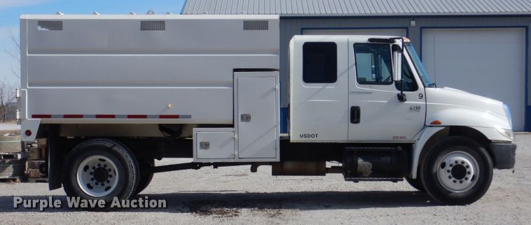 image for item DN7247 2004 International 4200  chipper truck