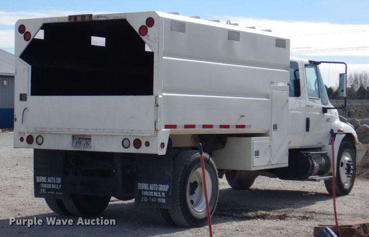 image for item DN7247 2004 International 4200  chipper truck