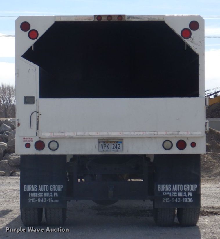image for item DN7247 2004 International 4200  chipper truck